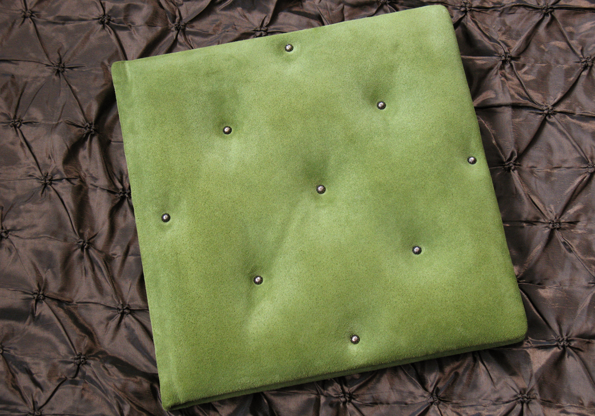 Tufted cover in Rainy Day Woman suede leather
